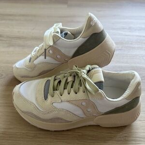 Saucony Neutral Tone Running/Lifestyle Sneaker in Cream & Olive Green, Women’s 7